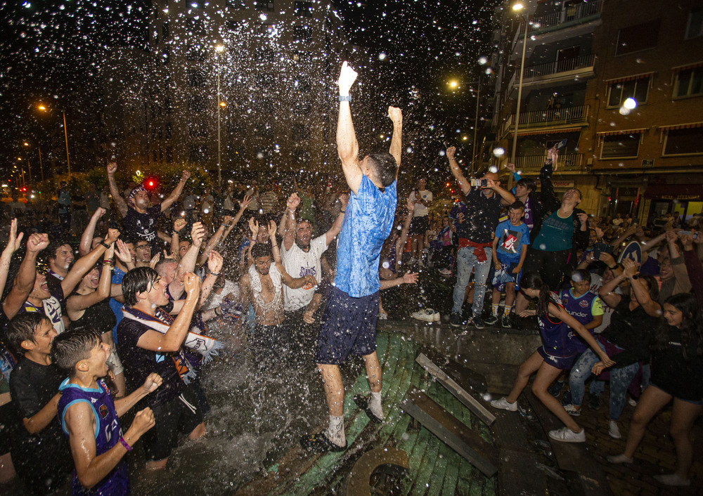 La afición palentina recibió a los jugadores, cuerpo técnico y directiva del Zunder en la plaza de España, donde celebraron el ascenso a ACB  / ÓSCAR NAVARRO