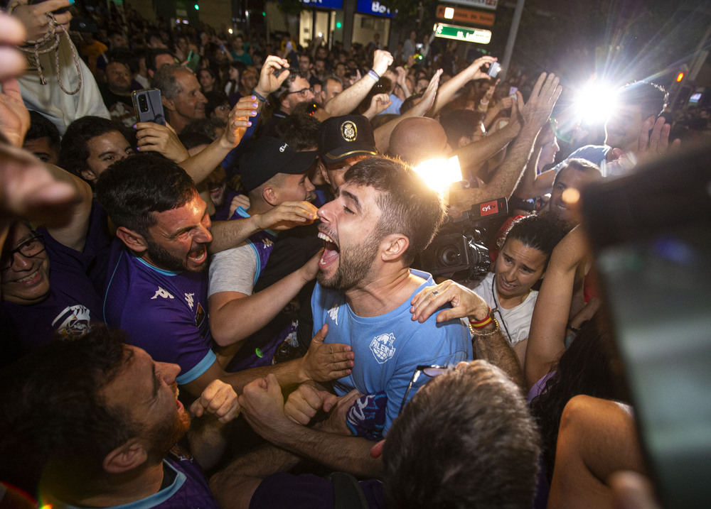 La afición palentina recibió a los jugadores, cuerpo técnico y directiva del Zunder en la plaza de España, donde celebraron el ascenso a ACB  / ÓSCAR NAVARRO