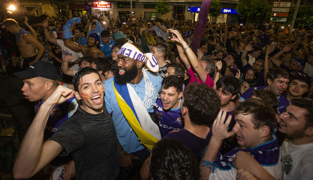 La afición palentina recibió a los jugadores, cuerpo técnico y directiva del Zunder en la plaza de España, donde celebraron el ascenso a ACB  / ÓSCAR NAVARRO