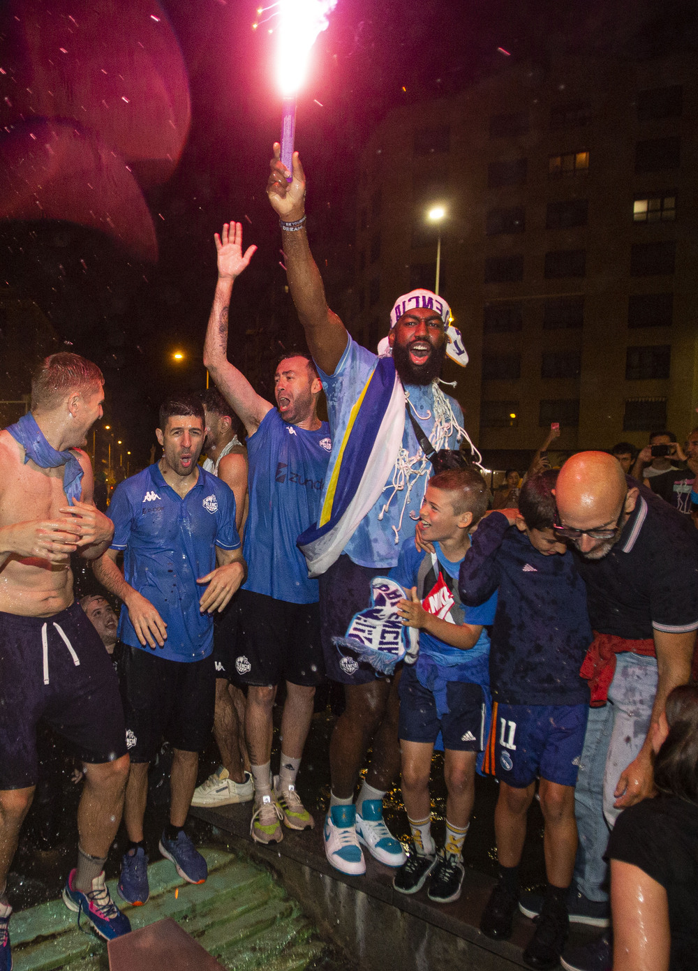 La afición palentina recibió a los jugadores, cuerpo técnico y directiva del Zunder en la plaza de España, donde celebraron el ascenso a ACB  / ÓSCAR NAVARRO