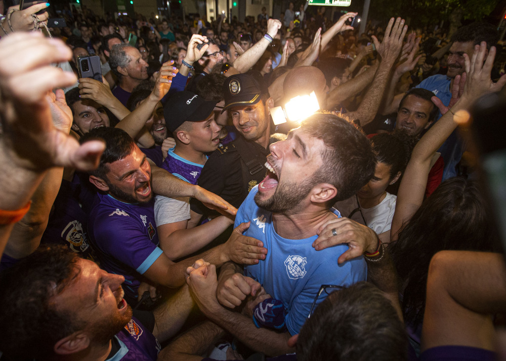 La afición palentina recibió a los jugadores, cuerpo técnico y directiva del Zunder en la plaza de España, donde celebraron el ascenso a ACB  / ÓSCAR NAVARRO