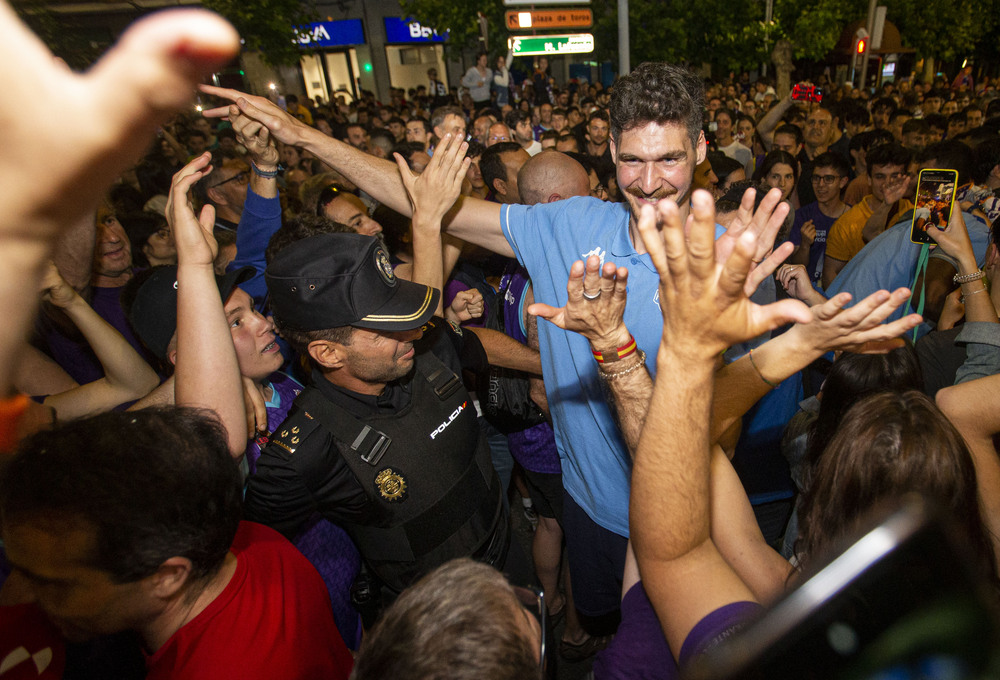 La afición palentina recibió a los jugadores, cuerpo técnico y directiva del Zunder en la plaza de España, donde celebraron el ascenso a ACB  / ÓSCAR NAVARRO