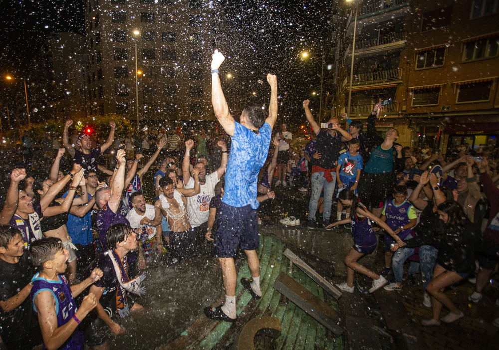 La afición palentina recibió a los jugadores, cuerpo técnico y directiva del Zunder en la plaza de España, donde celebraron el ascenso a ACB  / ÓSCAR NAVARRO