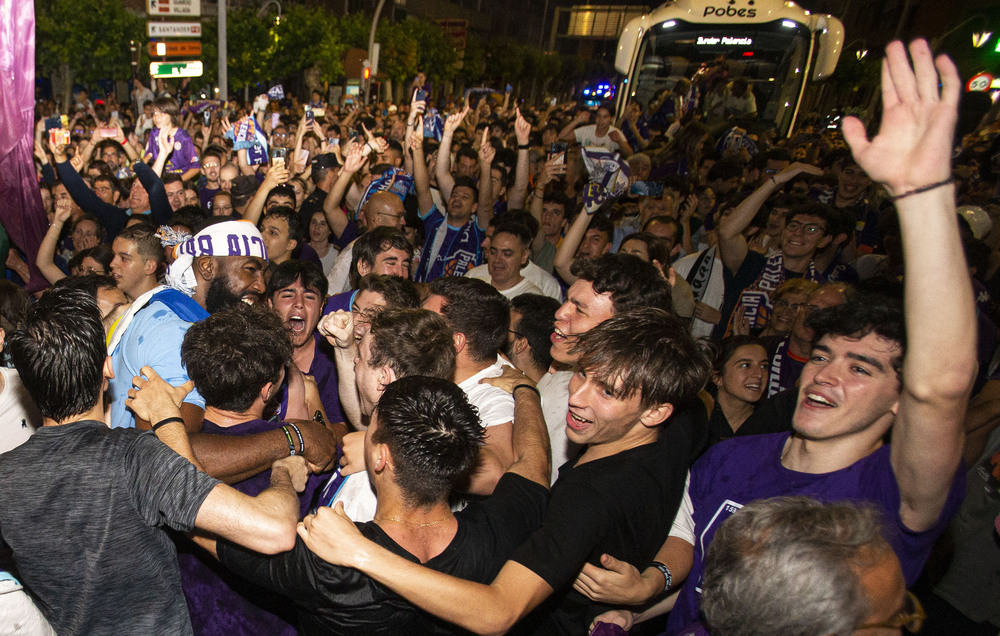 La afición palentina recibió a los jugadores, cuerpo técnico y directiva del Zunder en la plaza de España, donde celebraron el ascenso a ACB  / ÓSCAR NAVARRO