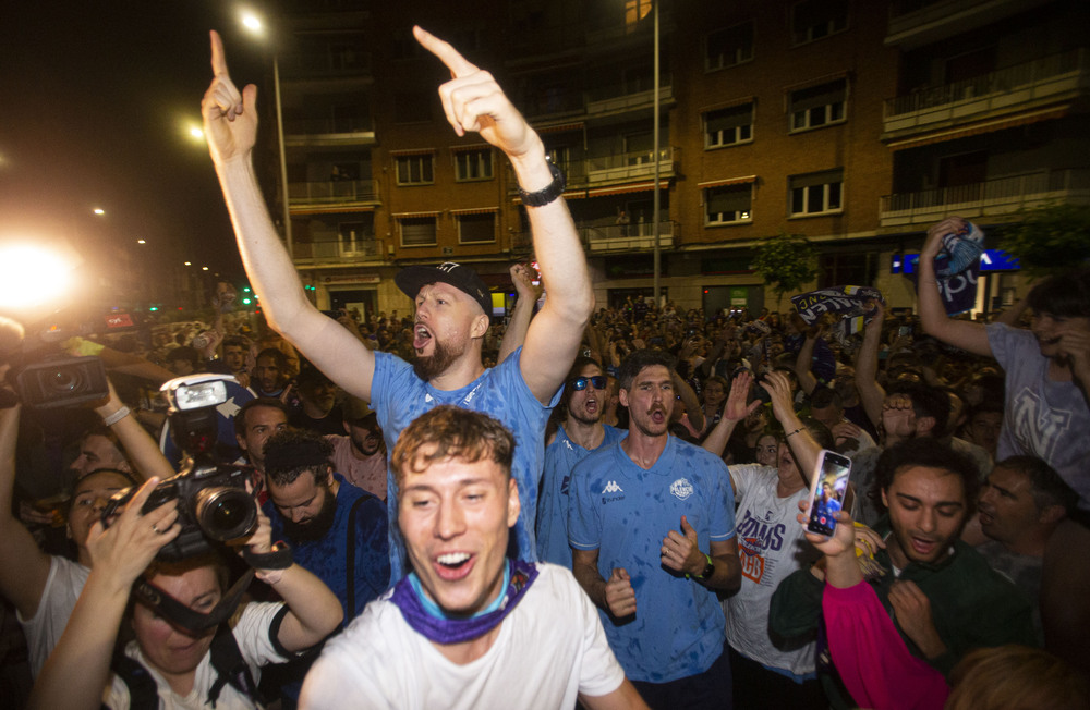 La afición palentina recibió a los jugadores, cuerpo técnico y directiva del Zunder en la plaza de España, donde celebraron el ascenso a ACB  / ÓSCAR NAVARRO