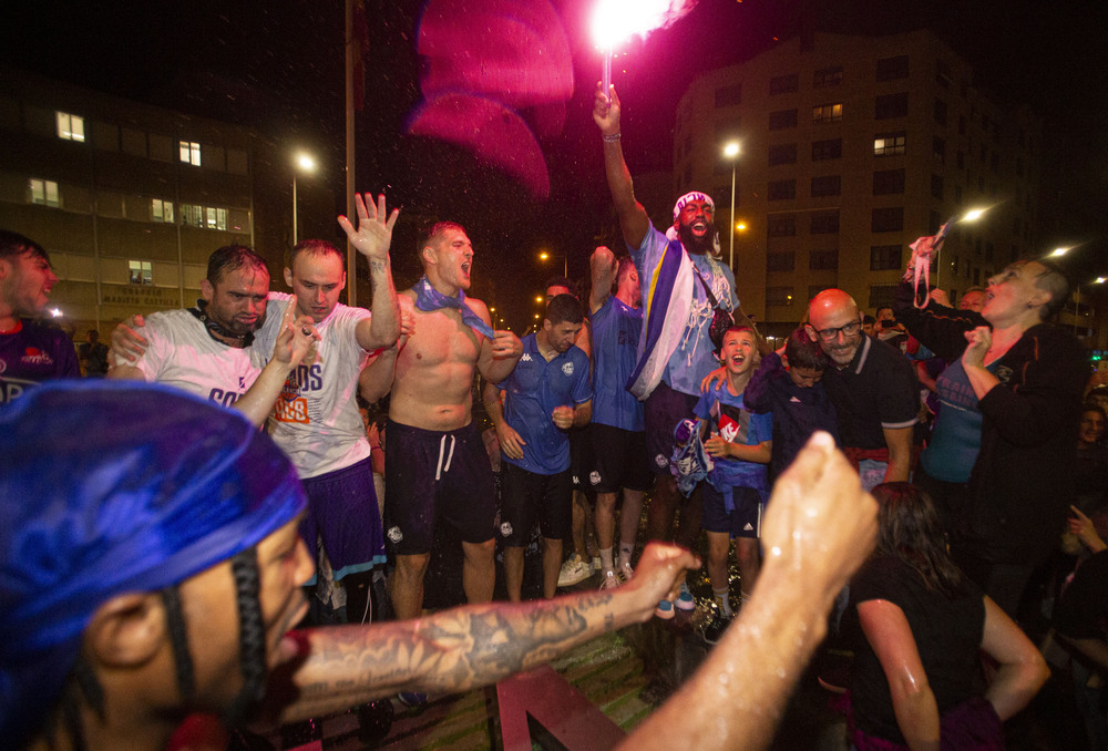 La afición palentina recibió a los jugadores, cuerpo técnico y directiva del Zunder en la plaza de España, donde celebraron el ascenso a ACB  / ÓSCAR NAVARRO