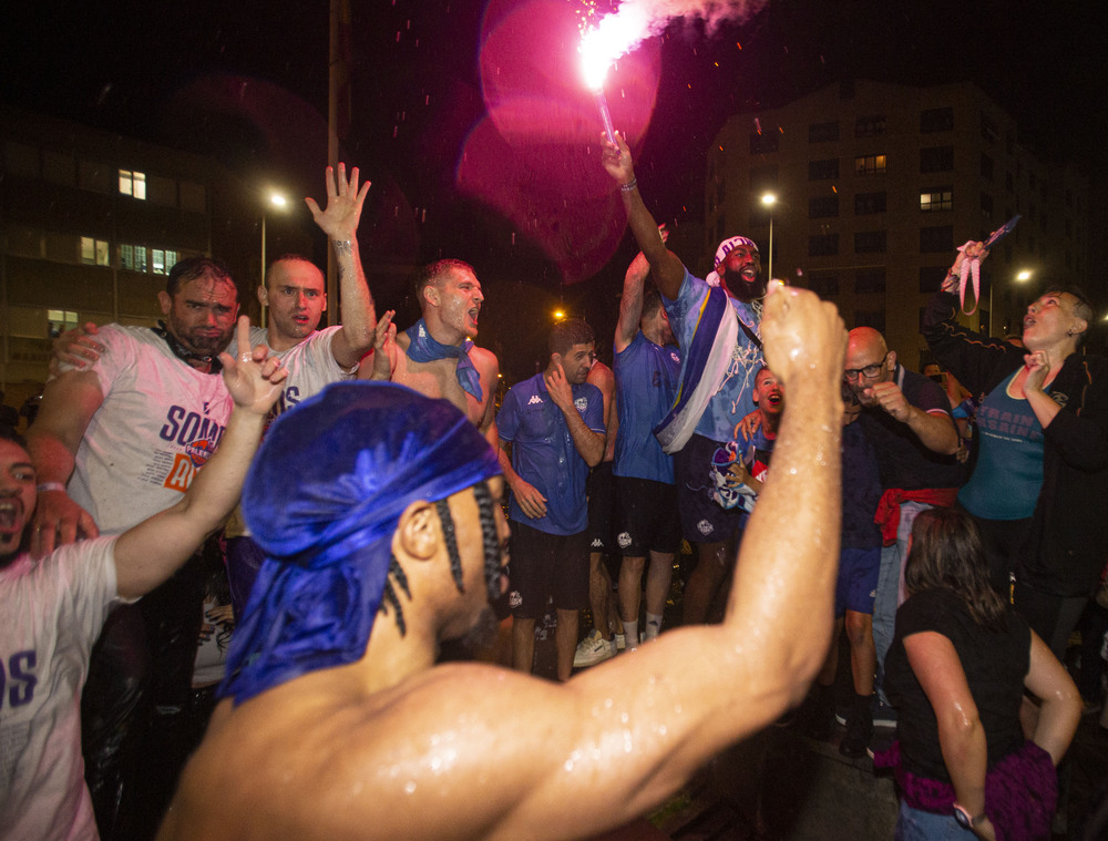 La afición palentina recibió a los jugadores, cuerpo técnico y directiva del Zunder en la plaza de España, donde celebraron el ascenso a ACB  / ÓSCAR NAVARRO