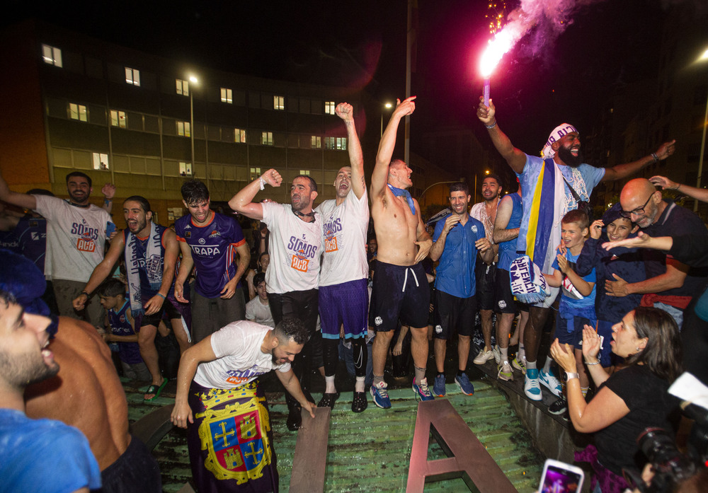 La afición palentina recibió a los jugadores, cuerpo técnico y directiva del Zunder en la plaza de España, donde celebraron el ascenso a ACB  / ÓSCAR NAVARRO