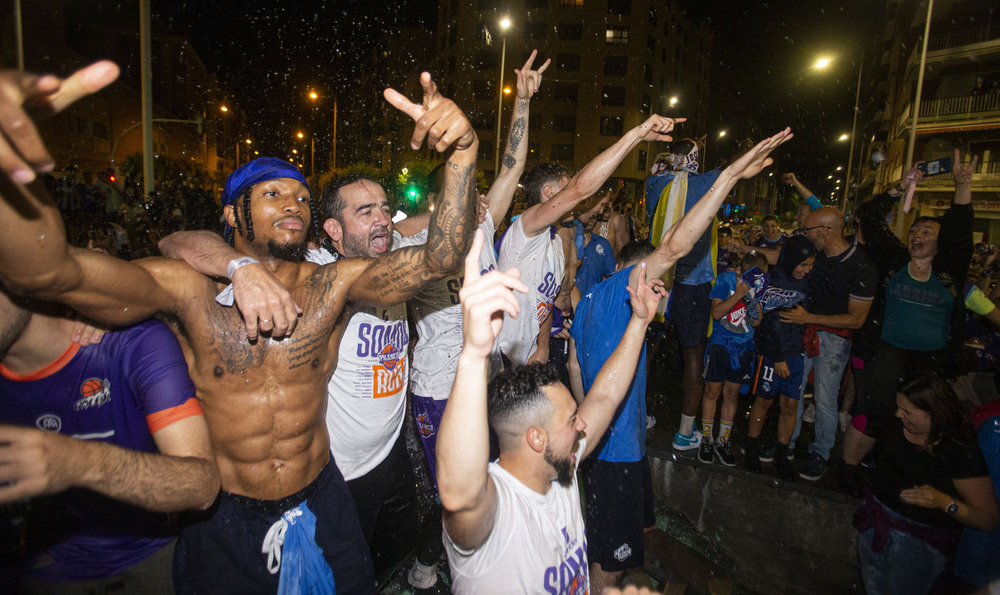 La afición palentina recibió a los jugadores, cuerpo técnico y directiva del Zunder en la plaza de España, donde celebraron el ascenso a ACB  / ÓSCAR NAVARRO