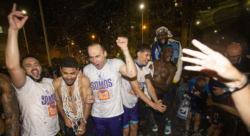 La afición palentina recibió a los jugadores, cuerpo técnico y directiva del Zunder en la plaza de España, donde celebraron el ascenso a ACB  / ÓSCAR NAVARRO