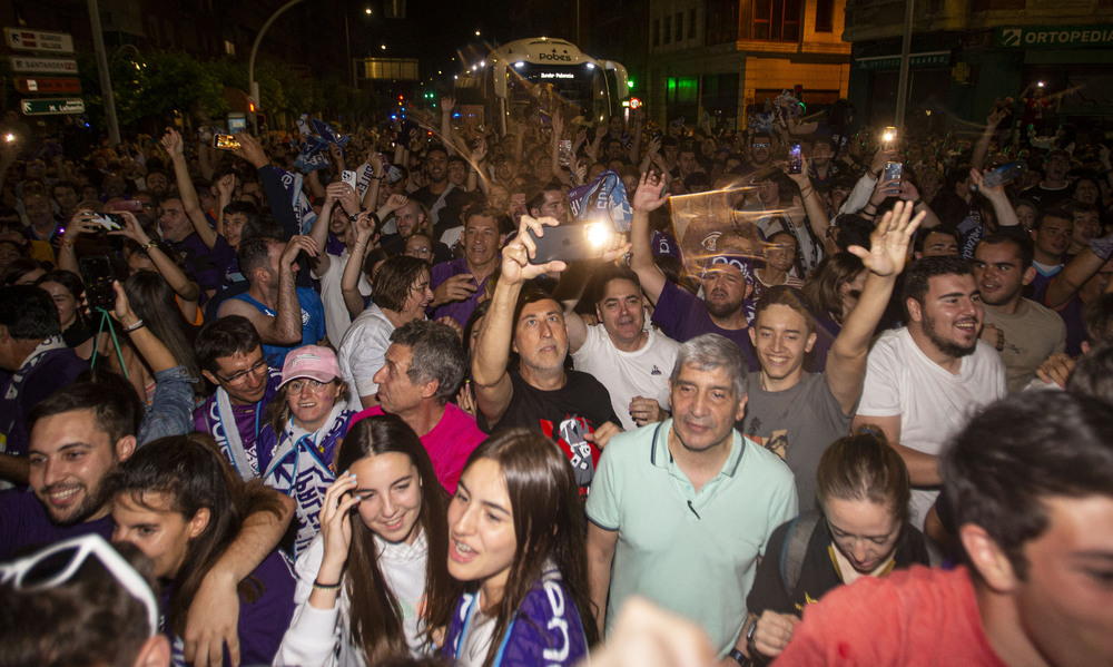 La afición palentina recibió a los jugadores, cuerpo técnico y directiva del Zunder en la plaza de España, donde celebraron el ascenso a ACB  / ÓSCAR NAVARRO