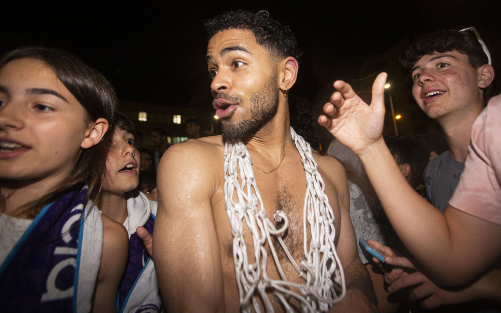 La afición palentina recibió a los jugadores, cuerpo técnico y directiva del Zunder en la plaza de España, donde celebraron el ascenso a ACB  / ÓSCAR NAVARRO