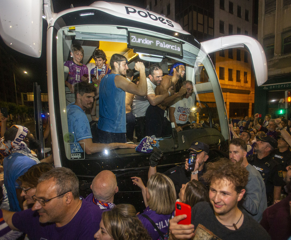 La afición palentina recibió a los jugadores, cuerpo técnico y directiva del Zunder en la plaza de España, donde celebraron el ascenso a ACB  / ÓSCAR NAVARRO