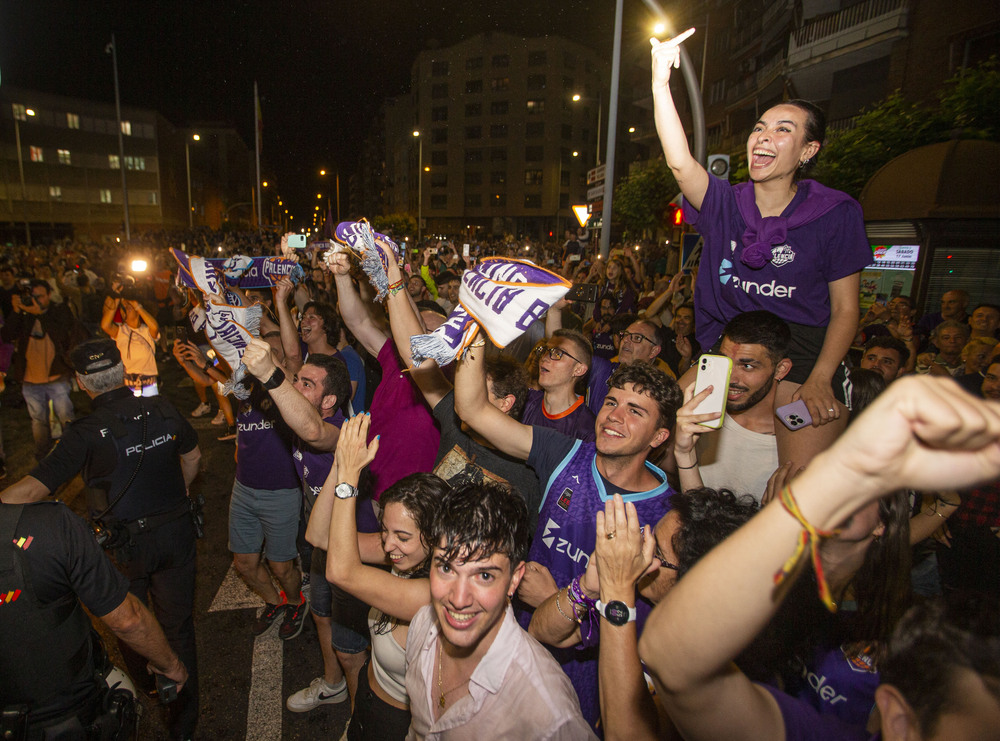 La afición palentina recibió a los jugadores, cuerpo técnico y directiva del Zunder en la plaza de España, donde celebraron el ascenso a ACB  / ÓSCAR NAVARRO