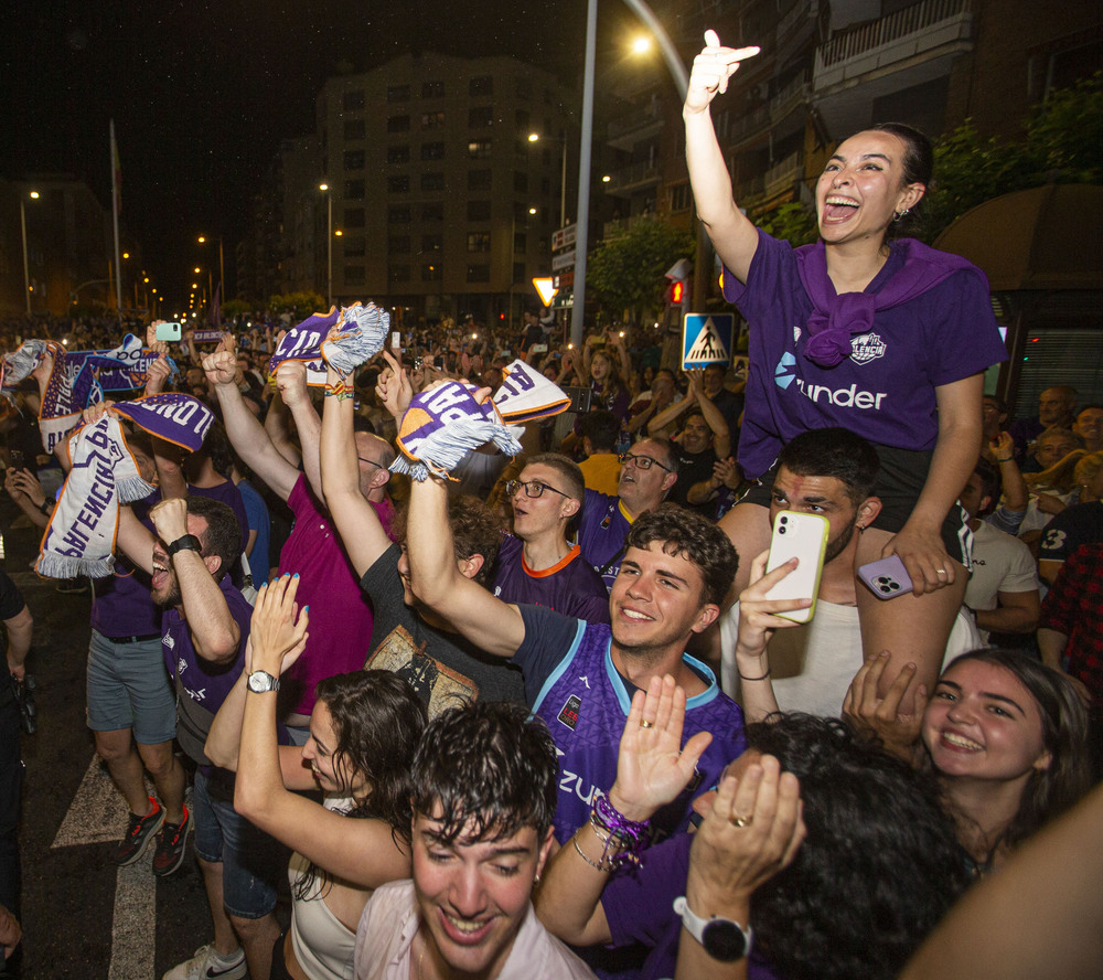 La afición palentina recibió a los jugadores, cuerpo técnico y directiva del Zunder en la plaza de España, donde celebraron el ascenso a ACB  / ÓSCAR NAVARRO