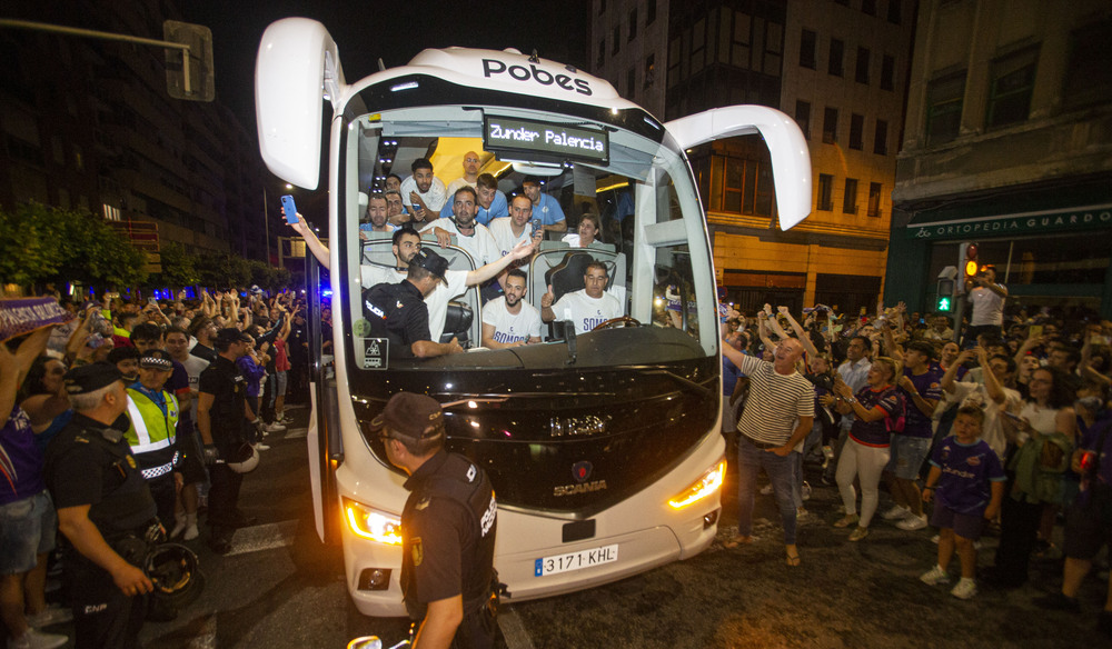 La afición palentina recibió a los jugadores, cuerpo técnico y directiva del Zunder en la plaza de España, donde celebraron el ascenso a ACB  / ÓSCAR NAVARRO