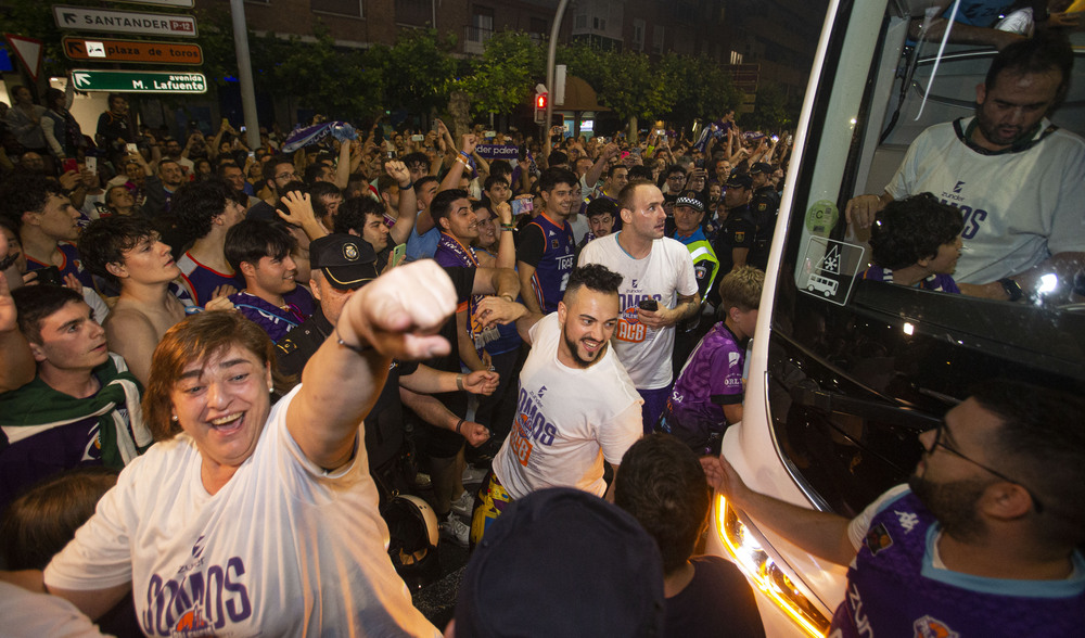 La afición palentina recibió a los jugadores, cuerpo técnico y directiva del Zunder en la plaza de España, donde celebraron el ascenso a ACB  / ÓSCAR NAVARRO