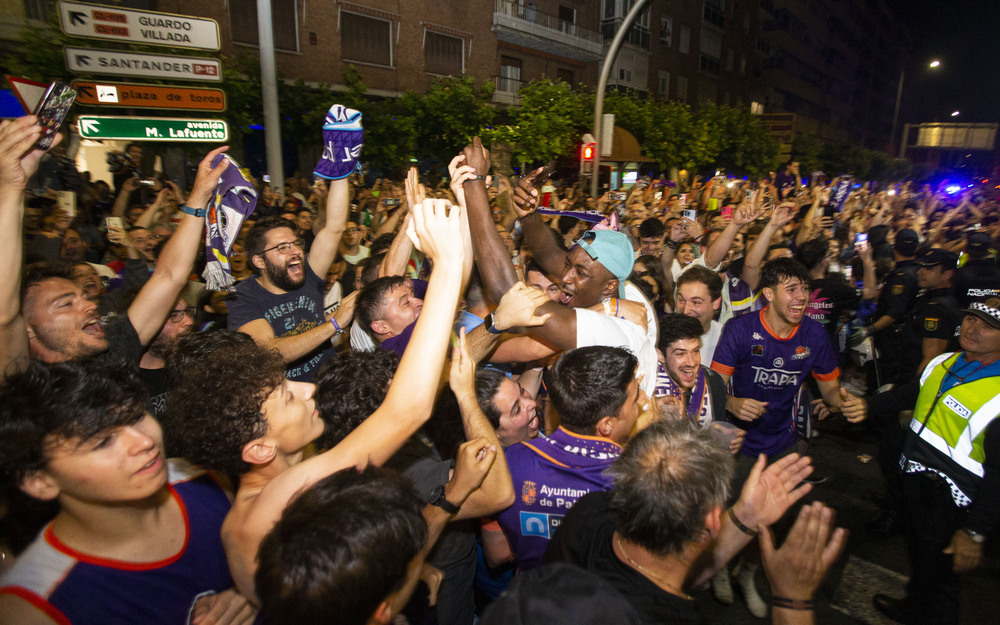 La afición palentina recibió a los jugadores, cuerpo técnico y directiva del Zunder en la plaza de España, donde celebraron el ascenso a ACB  / ÓSCAR NAVARRO