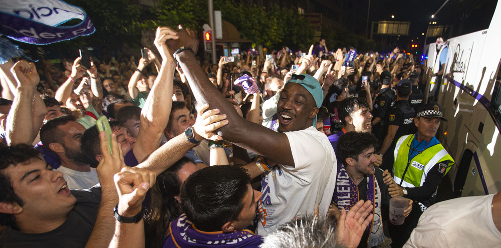 La afición palentina recibió a los jugadores, cuerpo técnico y directiva del Zunder en la plaza de España, donde celebraron el ascenso a ACB  / ÓSCAR NAVARRO