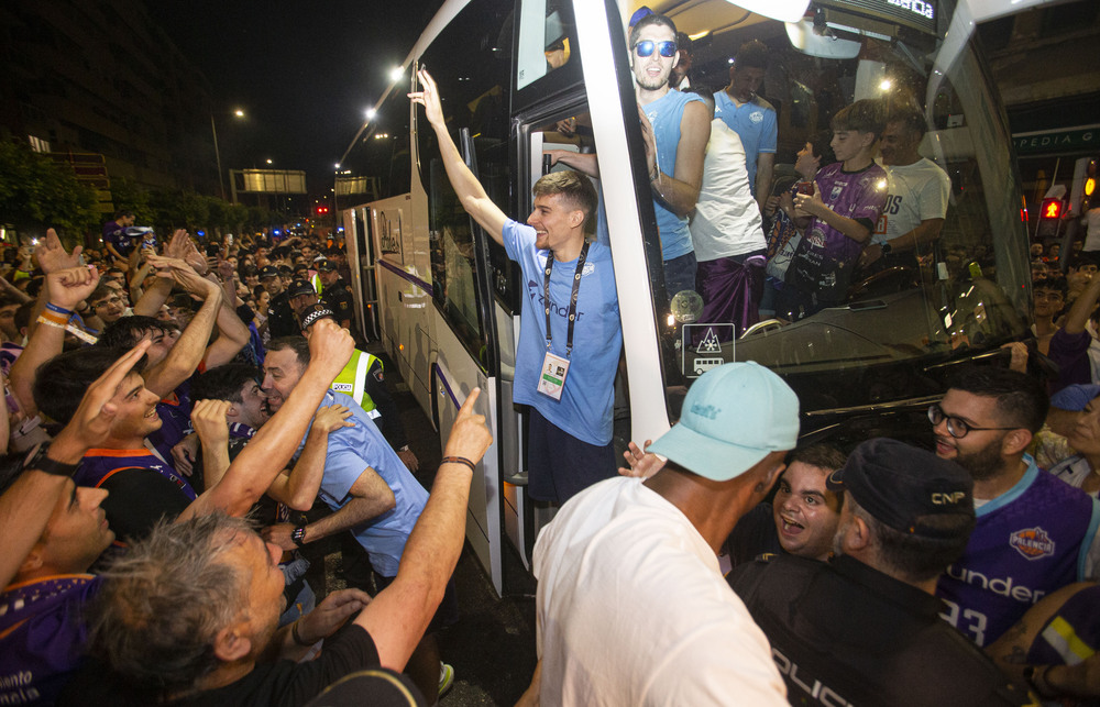 La afición palentina recibió a los jugadores, cuerpo técnico y directiva del Zunder en la plaza de España, donde celebraron el ascenso a ACB  / ÓSCAR NAVARRO