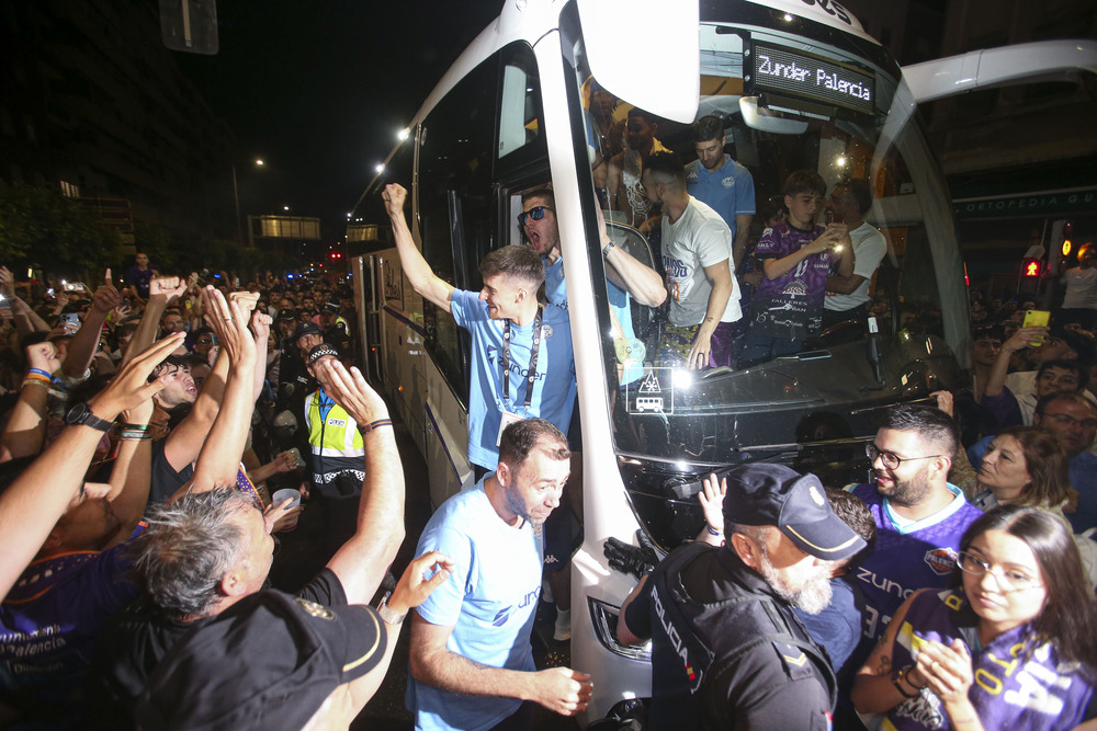 La afición palentina recibió a los jugadores, cuerpo técnico y directiva del Zunder en la plaza de España, donde celebraron el ascenso a ACB  / ÓSCAR NAVARRO