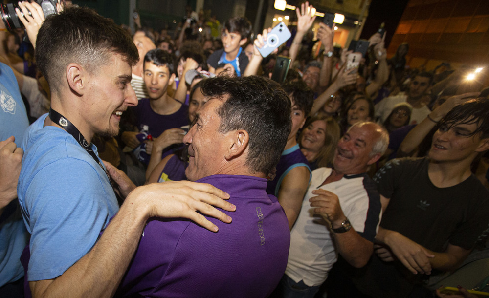 La afición palentina recibió a los jugadores, cuerpo técnico y directiva del Zunder en la plaza de España, donde celebraron el ascenso a ACB  / ÓSCAR NAVARRO