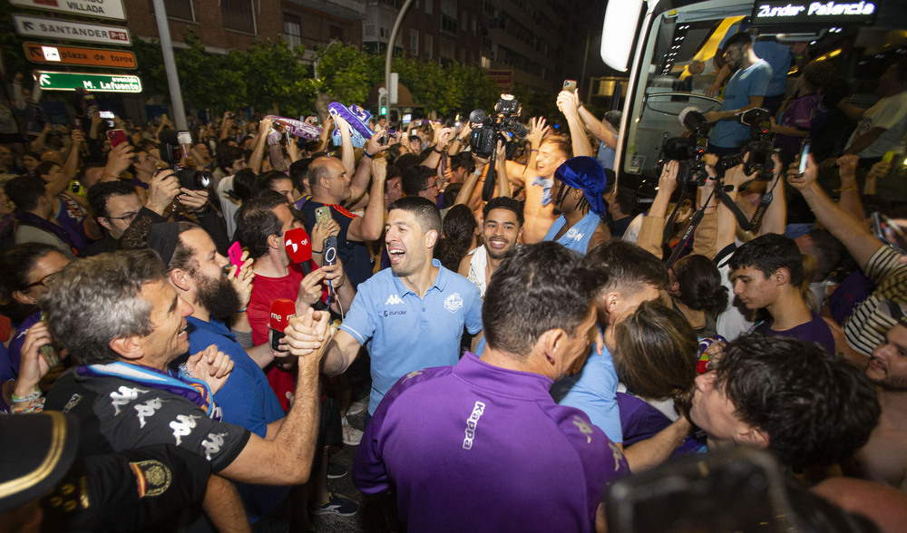 La afición palentina recibió a los jugadores, cuerpo técnico y directiva del Zunder en la plaza de España, donde celebraron el ascenso a ACB  / ÓSCAR NAVARRO