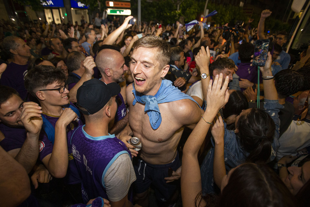 La afición palentina recibió a los jugadores, cuerpo técnico y directiva del Zunder en la plaza de España, donde celebraron el ascenso a ACB  / ÓSCAR NAVARRO