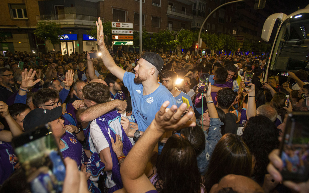 La afición palentina recibió a los jugadores, cuerpo técnico y directiva del Zunder en la plaza de España, donde celebraron el ascenso a ACB  / ÓSCAR NAVARRO