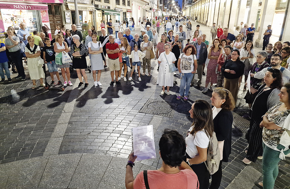 Imagen de la concentración hoy frente a la Estatua de la Mujer, con presencia de Beatriz Aragón y su familia. 