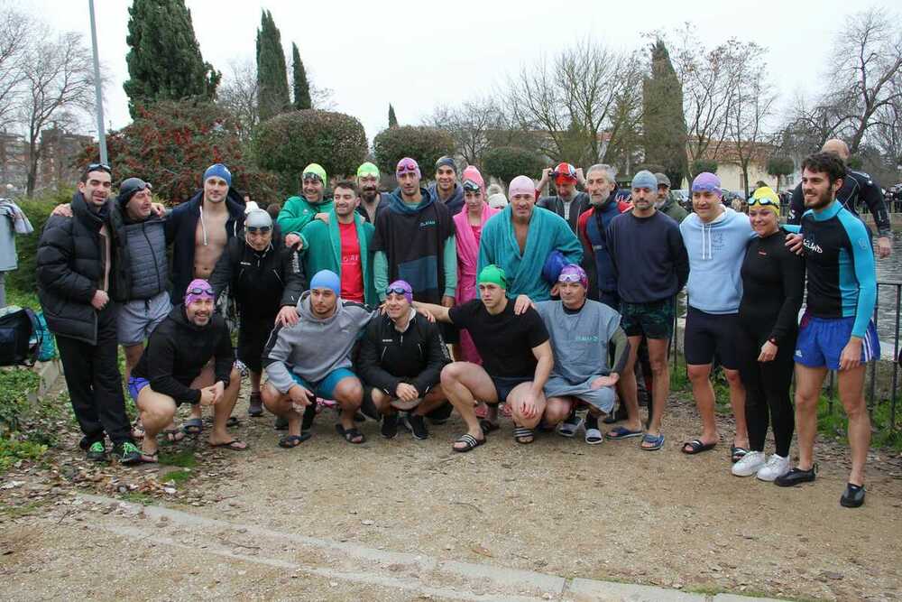 Chapuzón navideño solidario en la dársena