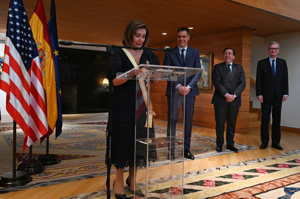 El jefe del Gobierno español, Pedro Sánchez, elogió este jueves la valentía de la expresidenta de la Cámara de Representantes de Estados Unidos Nancy Pelosi en su defensa de la democracia y que dijo que la hace acreedora de la condecoración.