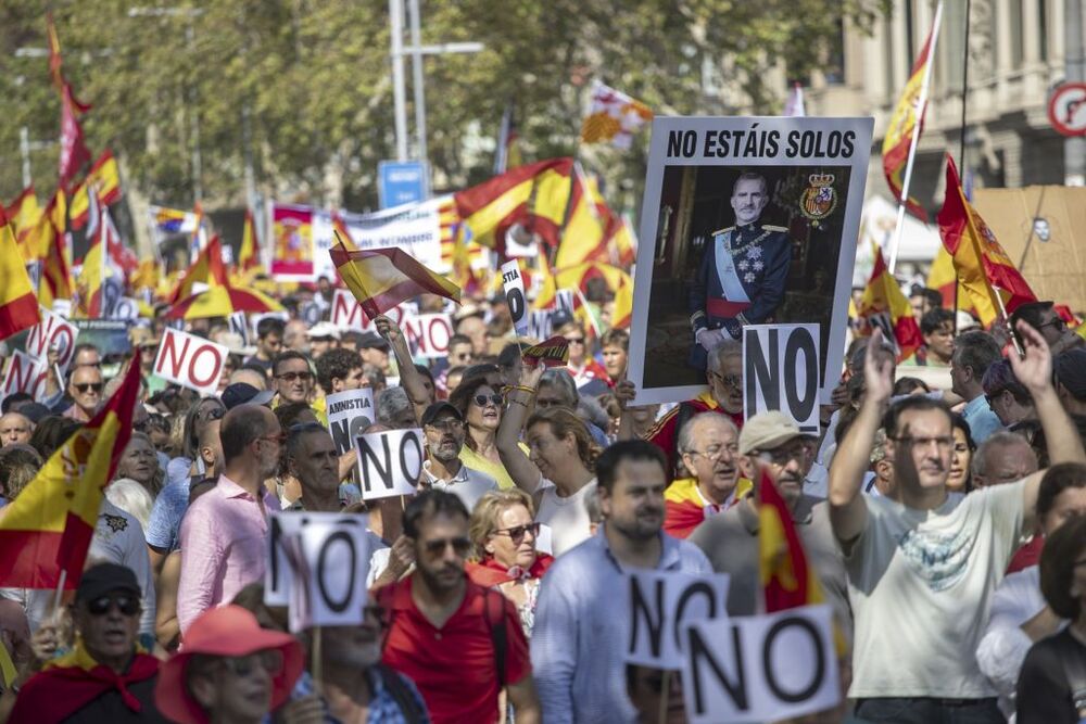 Manifestación contra la negociación con ERC y JxCat para la investidura  / MARTA PÉREZ