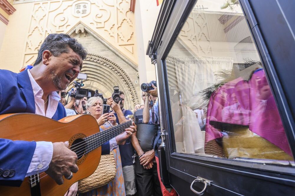 El féretro de María Jiménez en la Iglesia de Santa Ana de Triana  / RAÚL CARO