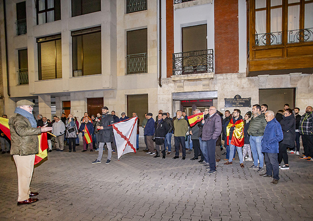 250 personas claman ante la sede del PSOE contra Sánchez