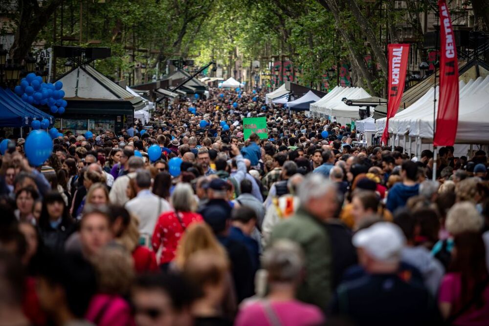 Numerosas personas se han acercado a los puestos de libros durante la celebración del Día Internacional del Libro , a 23 de abril de 2023, en Barcelona, Cataluña, (España). Barcelona acoge como cada año en la festividad de Sant Jordi a centenares de e