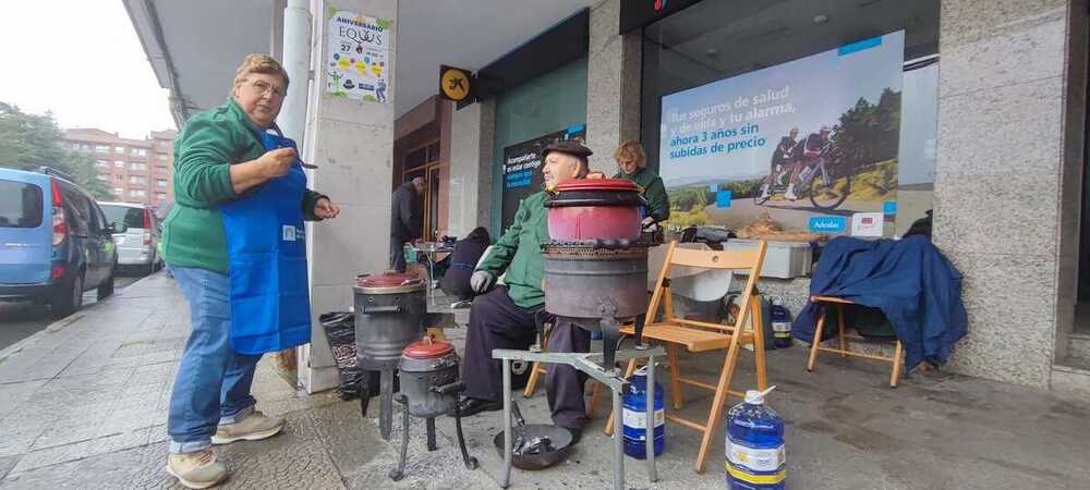 Guardo cocina al calor de las brasas del carbón