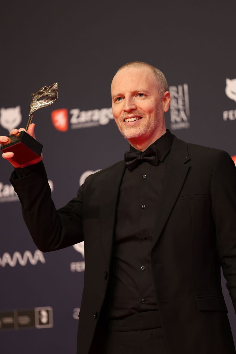 El compositor Olivier Arson posa en el photocall tras recoger el premio a ‘Mejor música original' por 'As bestas'  / FABIÁN SIMÓN