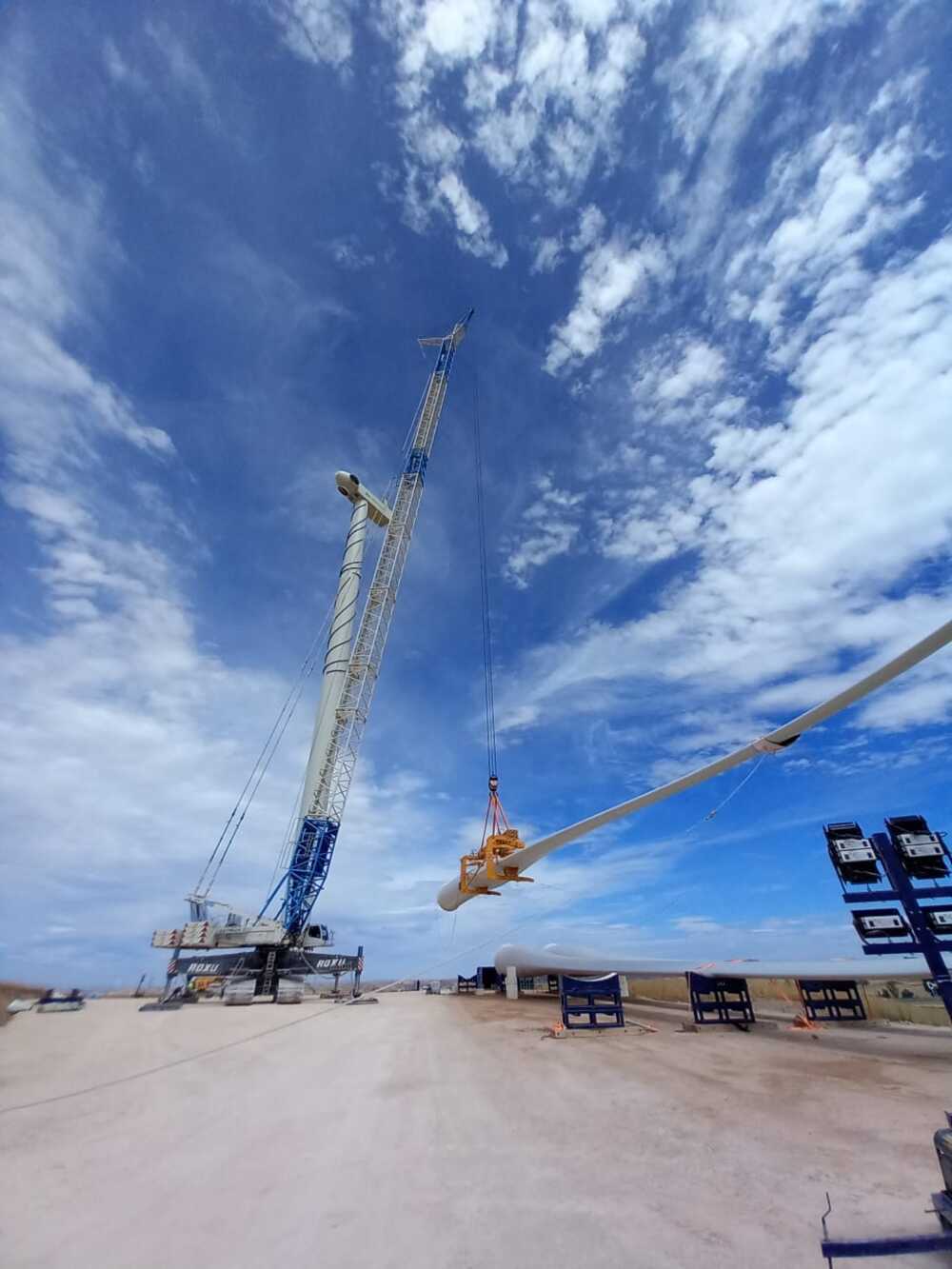 Iberdrola instala el primer gigante del parque eólico de Burgos