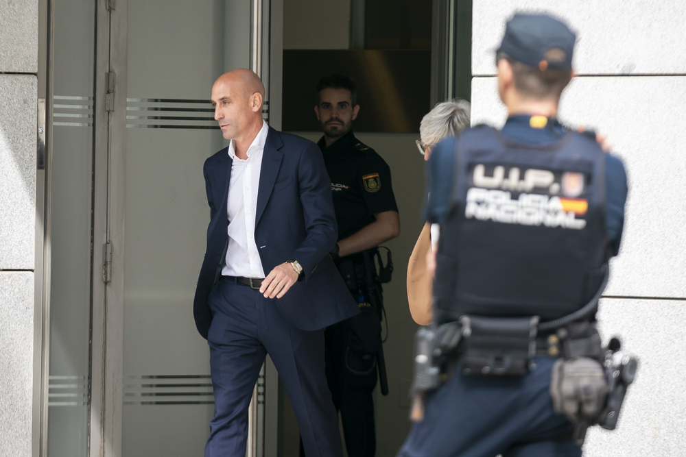 El expresidente de la Real Federación Española de Fútbol (RFEF), Luis Rubiales, sale de declarar de la Audiencia Nacional.