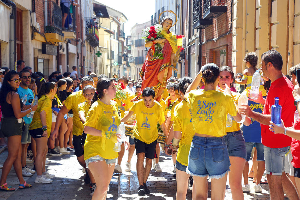 Procesión popular donde los Quintos de este año mueven a San Zoilo desde Santa María hasta San Julián