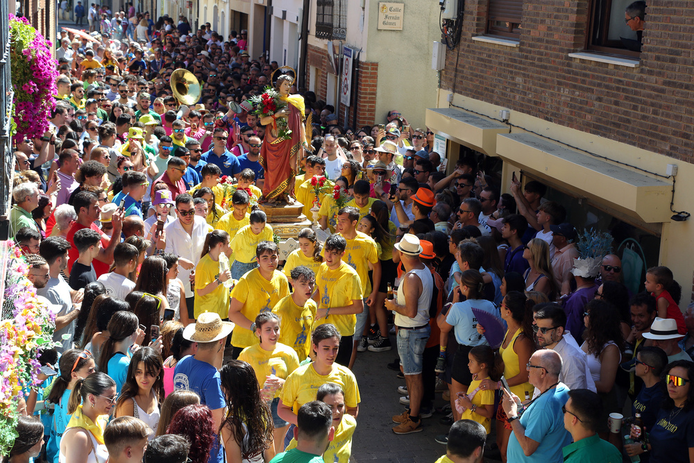 Procesión popular donde los Quintos de este año mueven a San Zoilo desde Santa María hasta San Julián