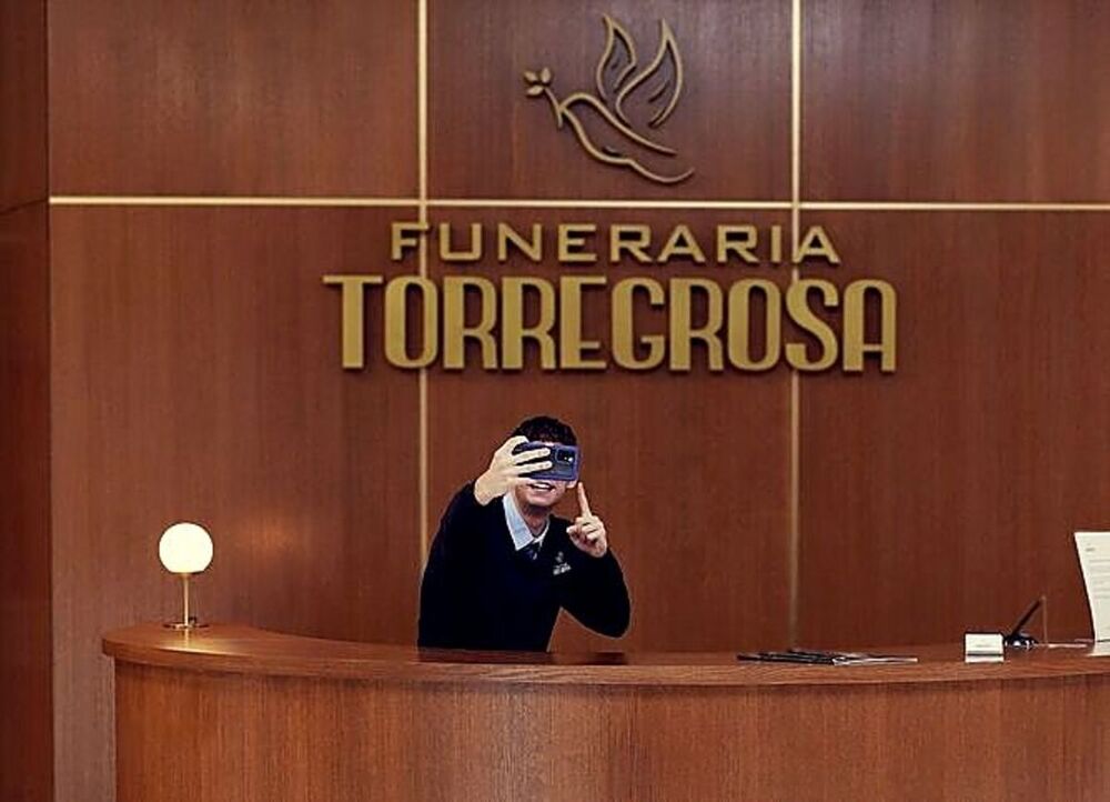 Un empleado se hace un ‘selfie’ en la recepción de la funeraria.