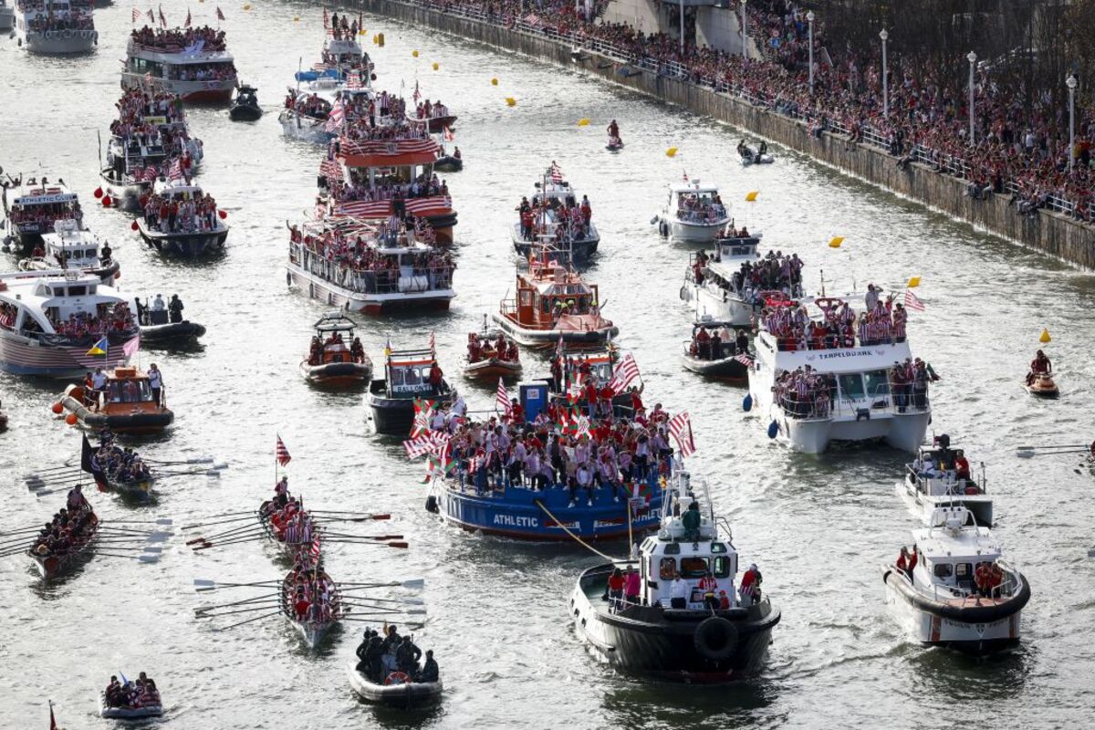 La gabarra 'Athletic' recorre su travesía por el Nervión entre multitudes  / MIGUEL TOÑA