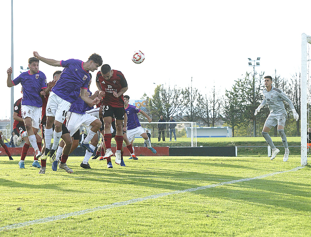 Con este testarazo Vidorreta colocó el 0-2 definitivo en el marcador de Ence