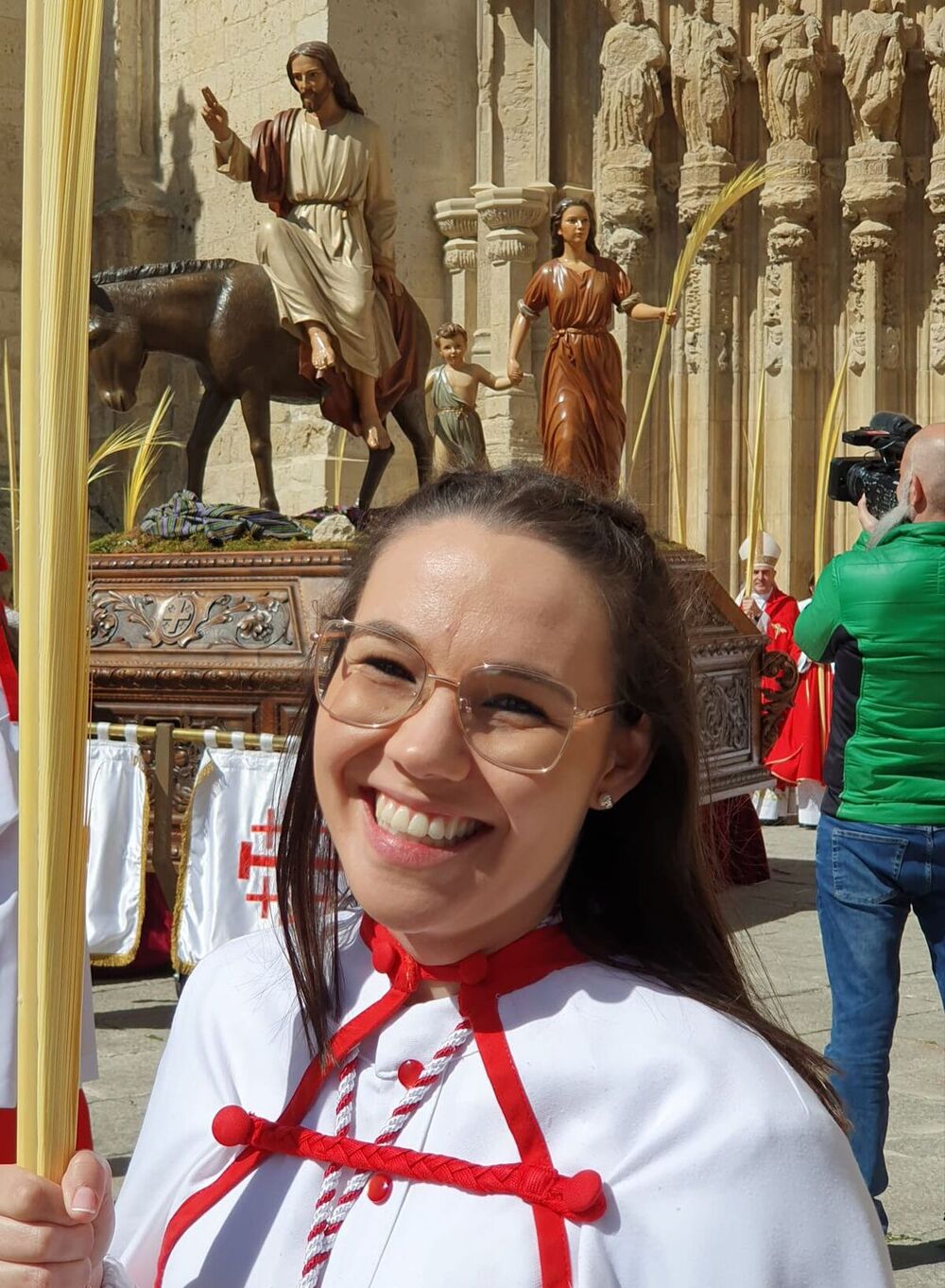 Leticia Andrés, junto a la puerta de la Catedral antes de que comience la procesión de La Borriquilla.