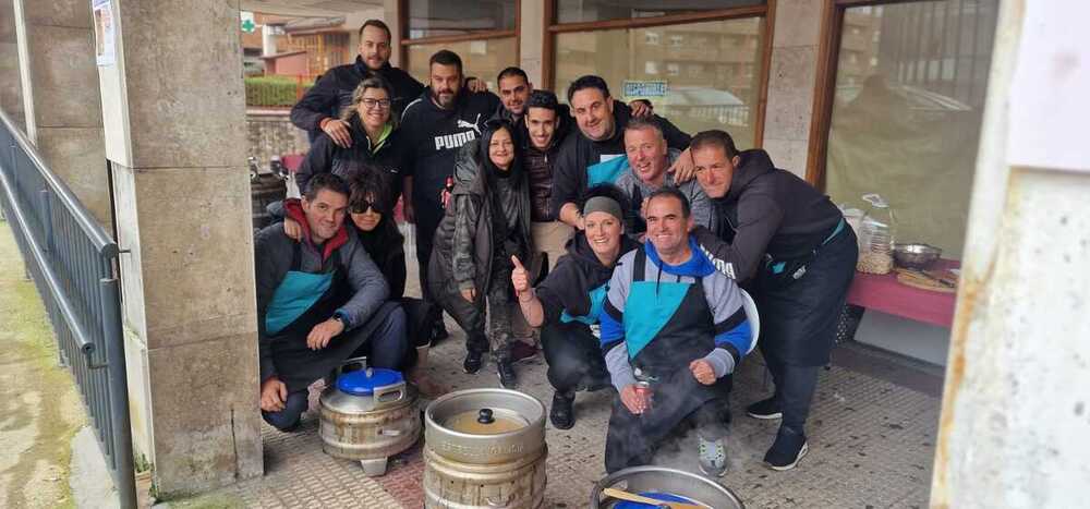 Guardo cocina con carbón el mejor guiso en olla ferroviaria