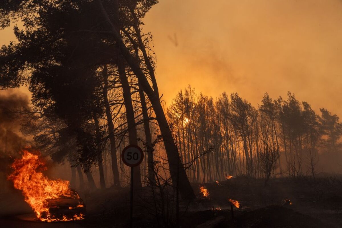 Grecia.- El avance de los incendios a las puertas de Atenas obliga a evacuar varias localidades  / EUROPA PRESS/CONTACTO/MARIOS LOL