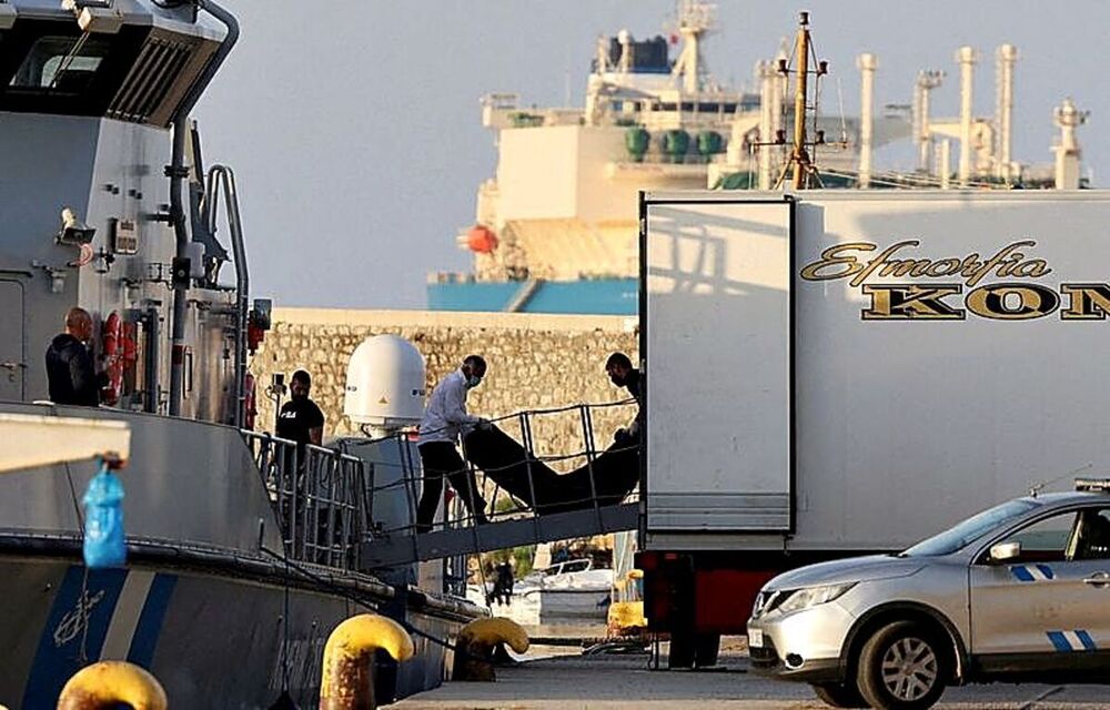 Las autoridades transportan el cadáver de una de las víctimas del naufragio.