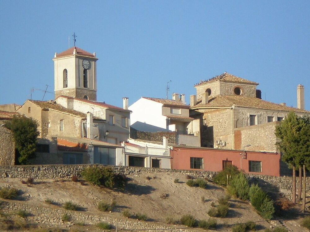 En el monte de Villajimena existe una lápida que recuerda el lugar en el que apareció muerto un cazador, el 7 de diciembre de 1922. Imágenes de Piñel de arriba y Vertavillo.